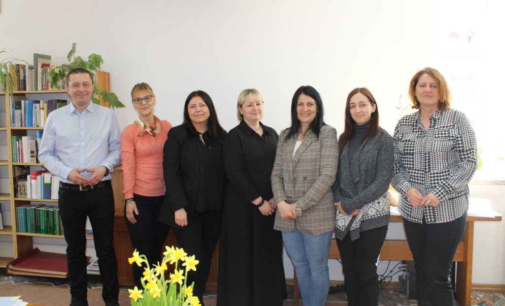 Zdjęcie grupowe założycieli Konsorcjum Bibliotek Powiatu Sławieńskiego - dyrektorzy bibliotek, wicestarosta oraz pracownik biblioteki w Darłowie.
