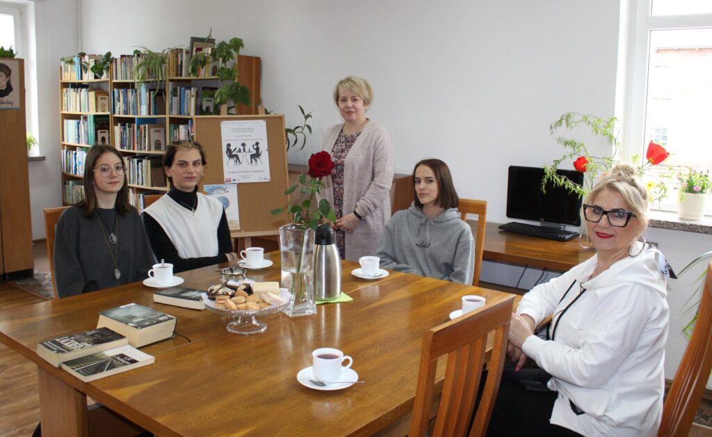 Zdjęcie przedstawia uczestników Dyskusyjnego Klubu Książki. 