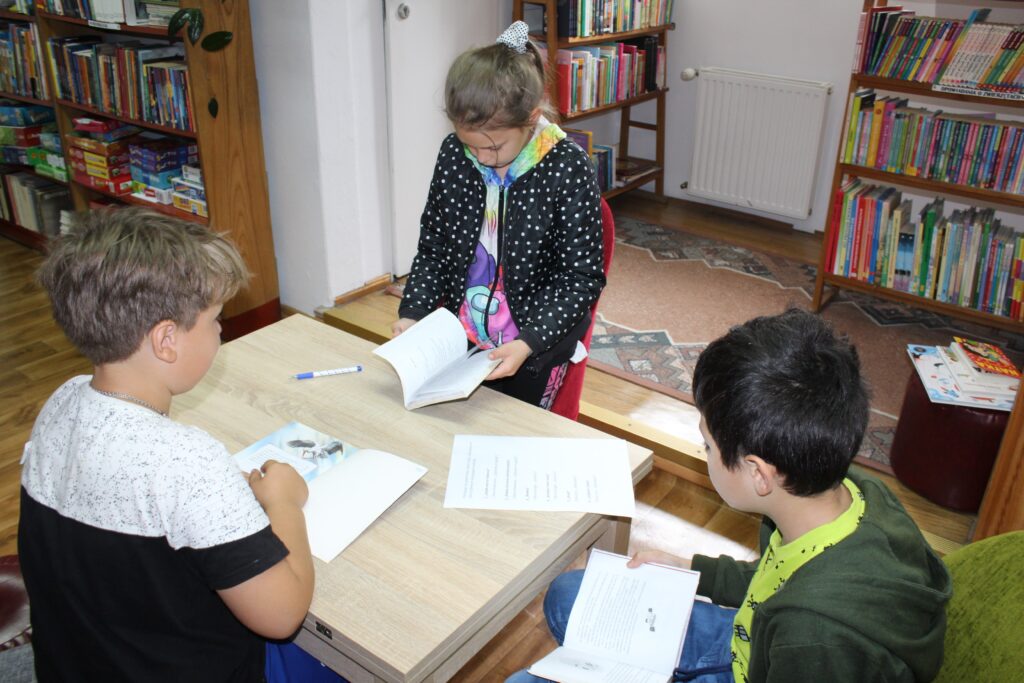 Zdjęcie przedstawia grupę uczniów rozwiązujących zadania utrwalające wiedzę.