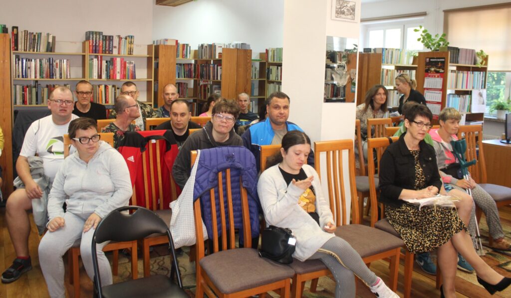 Zdjęcie przedstawia uczestników Narodowego Czytenia.