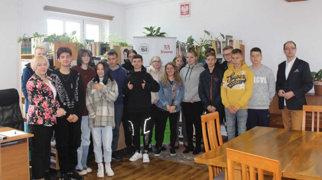 Zdjęcie grupowe uczniów ZSA w Sławnie z dr Łukaszem Trzeciakiem. 