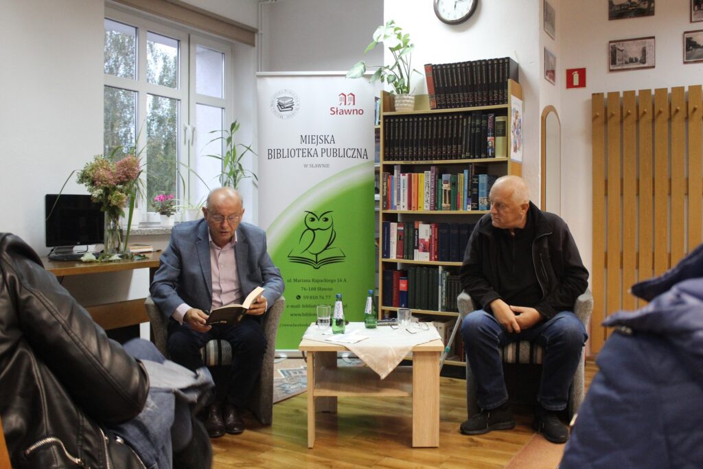 Na zdjęciu Jan Kuriata czytający fragment swojej książki "Wołyniacy. Jedno życie".