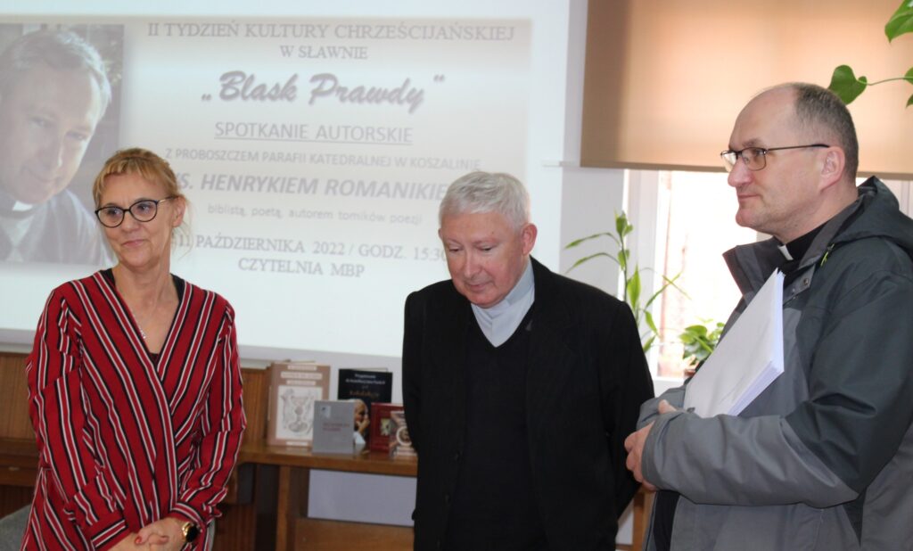 Zdjęcie przedstawia naszego gościa księdza Henryka Romanika, Dyrektor MBP oraz Proboszcza Parafii w Sławnie.