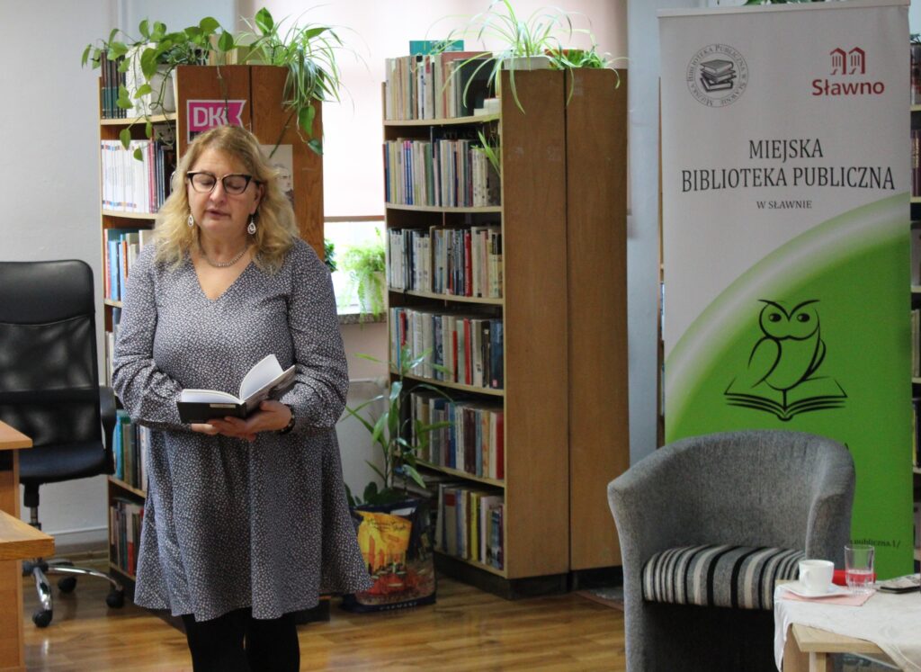 Na zdjęciu prof. dr hab. Adela Kuik – Kalinowska czytająca fragment powieści.