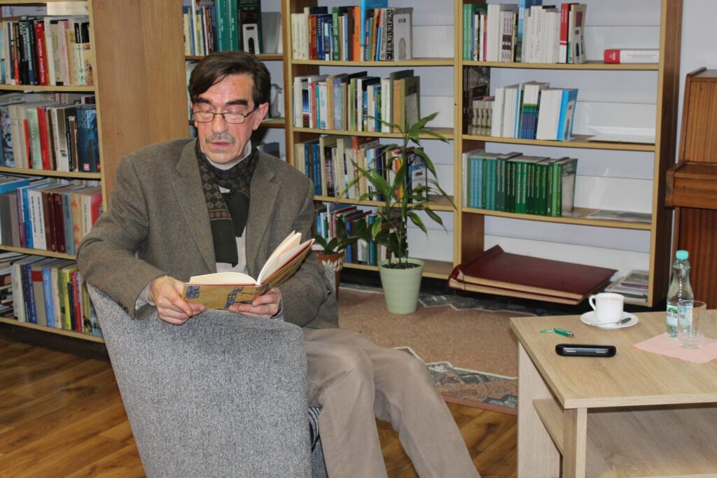 Na zdjęciu Jan Wyrwas podczas czytania fragmentu książki.