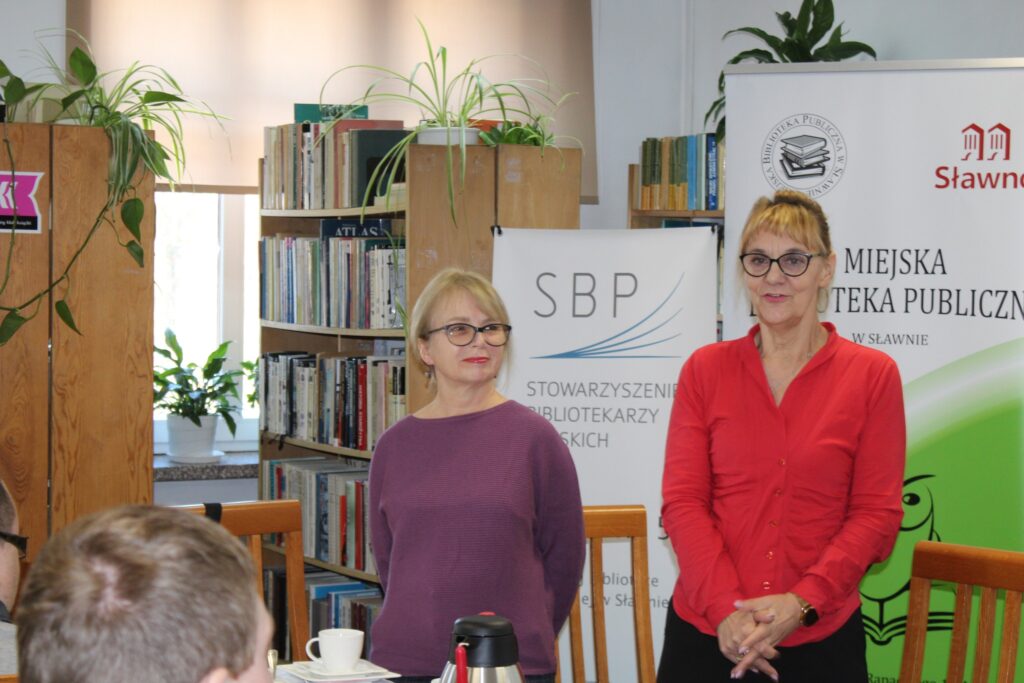 Na zdjęciu dyrektor Miejskiej Biblioteki Publicznej w Sławnie z Anną Machłaj.