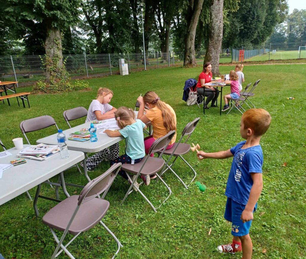 Na zdjęciu grupa dzieci podczas wspólnych gier i zabaw.