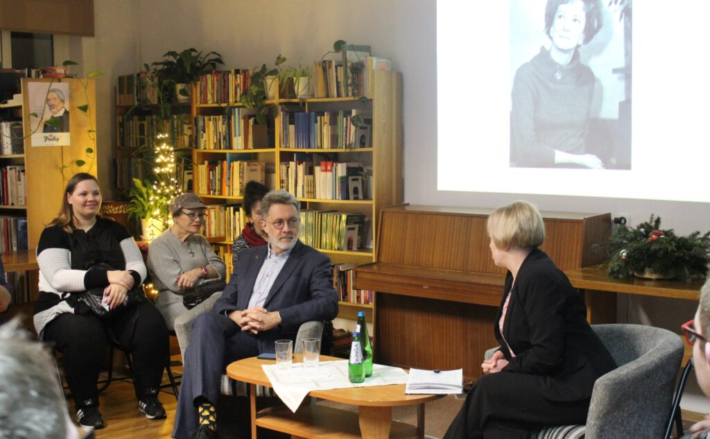 Na zdjęciu Michał Rusinek podczas spotkania w bibliotece.
