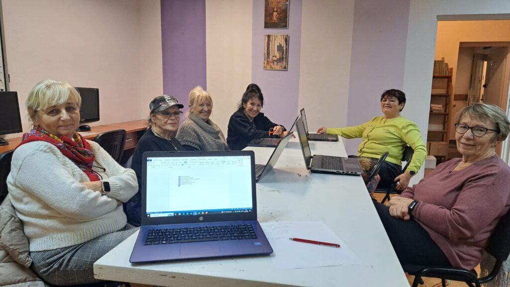 Na zdjęciu seniorzy podczas kursu komputerowego.