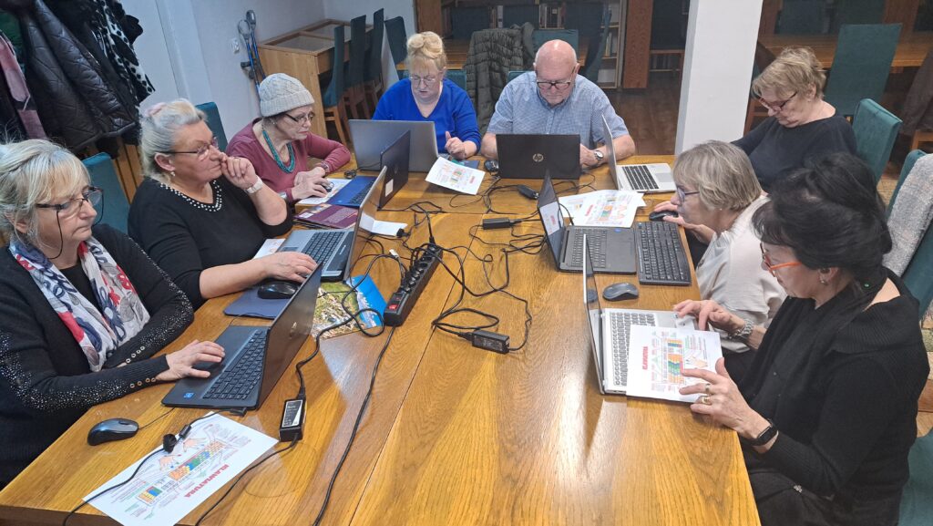 Na zdjęciu seniorzy podczas zajęć komputerowych.