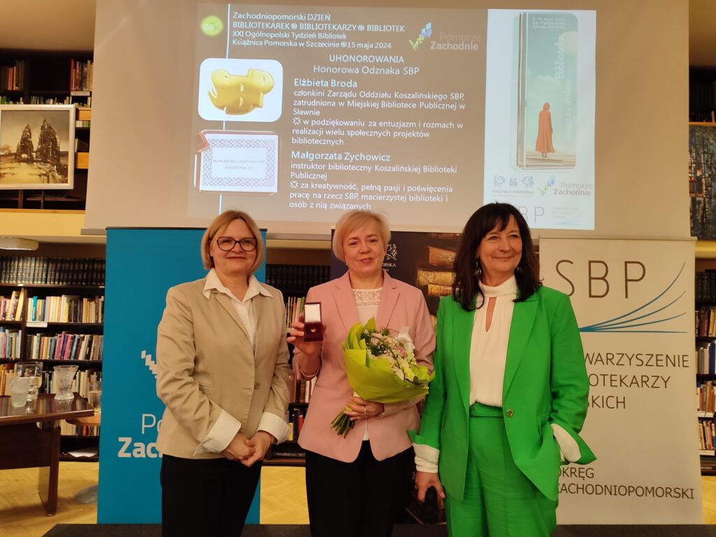 Na zdjęciu nagrodzona Honorową Odznaką Stowarzyszenia Bibliotekarzy Polskich bibliotekarka.