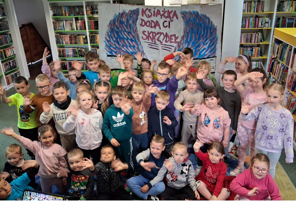 Grupowe zdjęcie przedszkolaków.