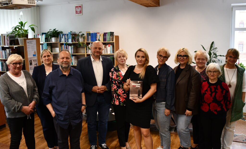 Grupowe zdjęcie uczestników spotkania.