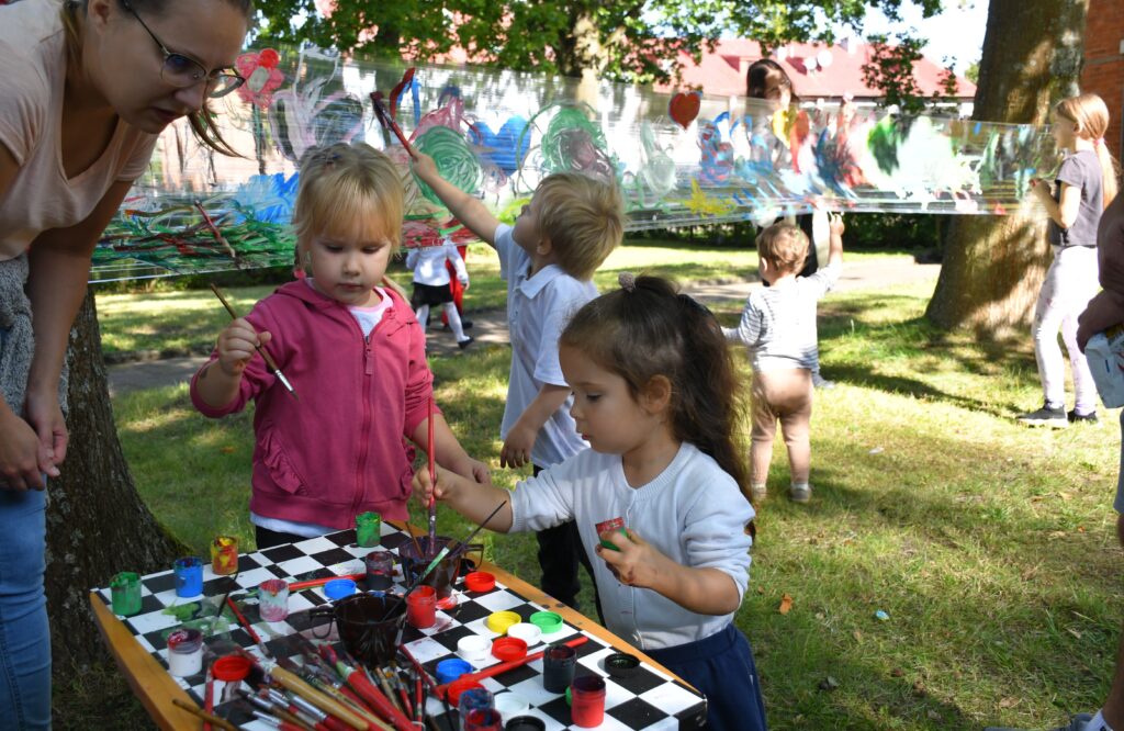 Na zdjęciu dzieci podczas warsztatów.