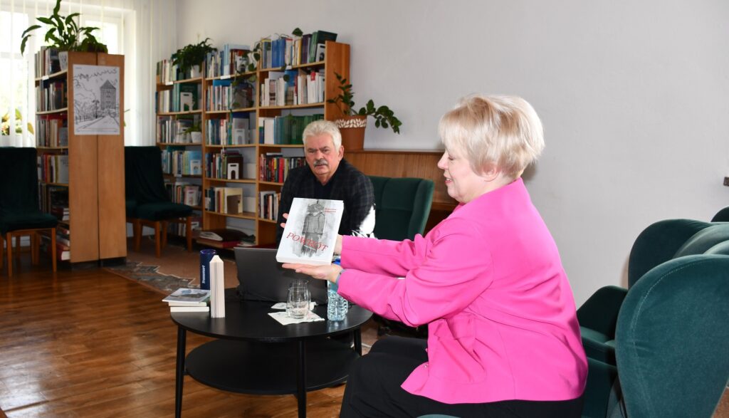 Na zdjęciu pisarz Bogusław Janiczak podczas spotkania autorskiego.