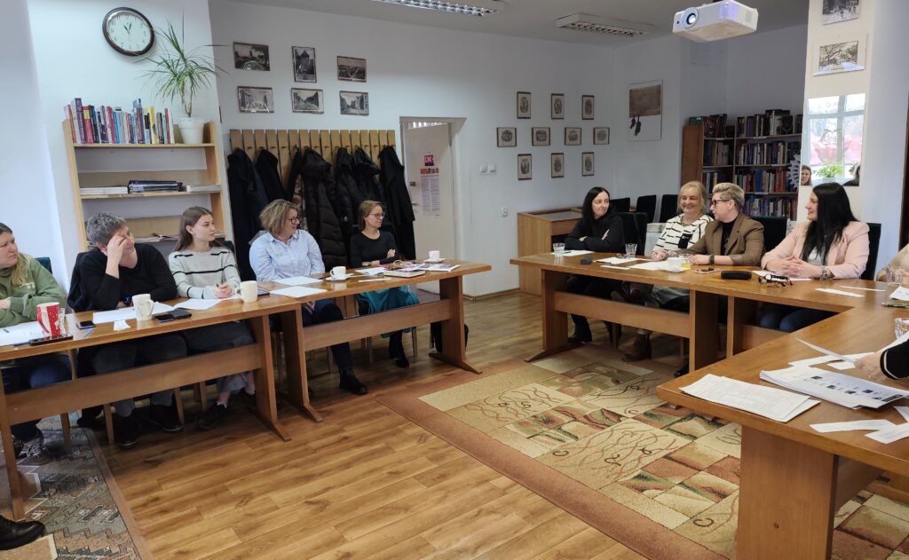Na zdjęciu bibliotekarze powiatu sławieńskiego podczas szkolenia.