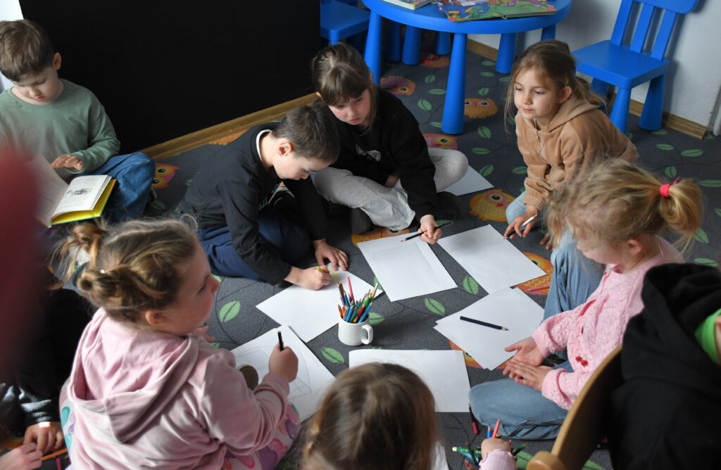 Na zdjęciu przedszkolaki podczas zajęć bibliotecznych.
